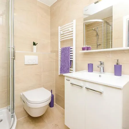 Three-bedroom Holiday In Mrcevo