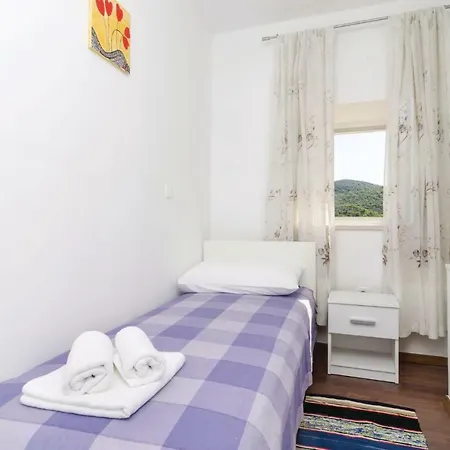 Three-bedroom Holiday In Mrcevo