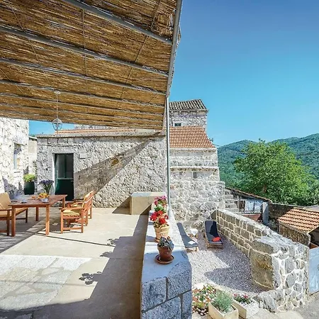 Three-bedroom Holiday In Mrcevo