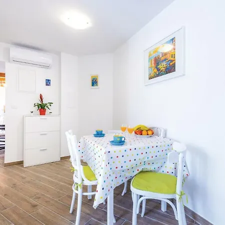 Three-bedroom Holiday In * Mrcevo