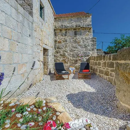 Three-bedroom Holiday In Mrcevo